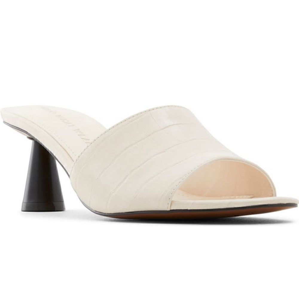 Who What Wear Women’s Penelope Sandals in the Size 9M in Ecru Croco Faux Leather